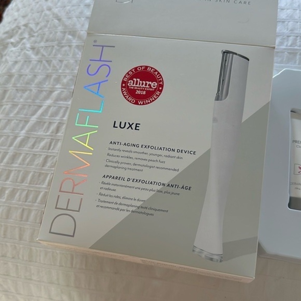 Brand new dermaflash luxe Anti-Aging, Exfoliation + Peach Fuzz Removal Set